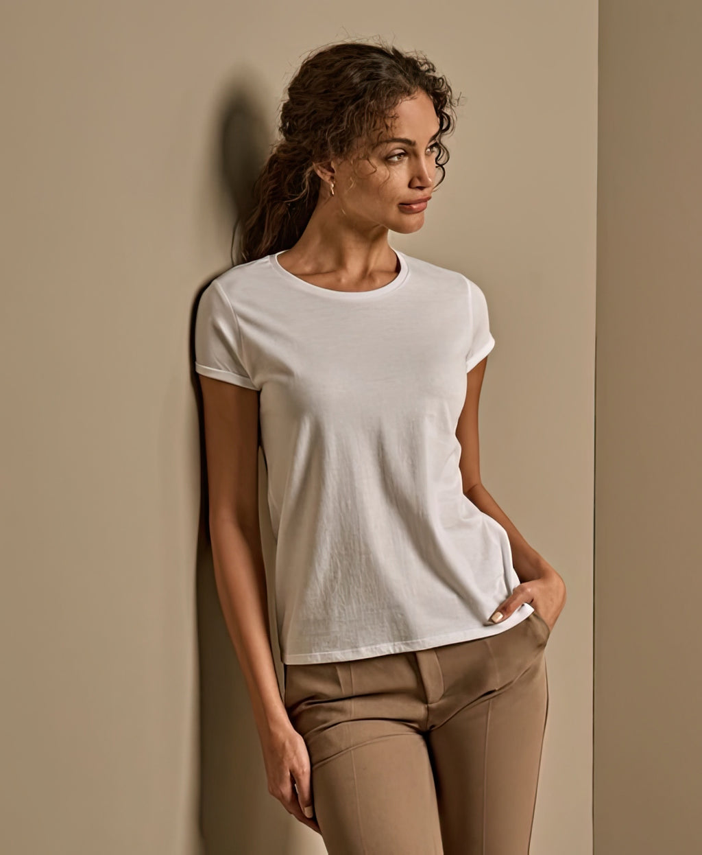 Vit T-shirt för dam med eget tryck – Tee Jays modell med modern passform
